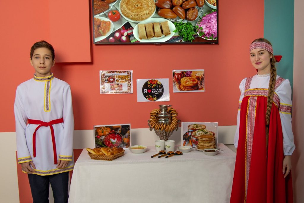 Русская кухня by Lee Ao - Illustrated by Ру́сская ку́хня — традиционная кухня русского народа. Природные особенности мест проживания — обширные леса и долгие зимы — обусловили многие характерные особенности традиционной русской кухни: разнообразие горячих супов и каш, квашений, мочений и солений, грибных блюд и дичи на русском столе. - Ourboox.com