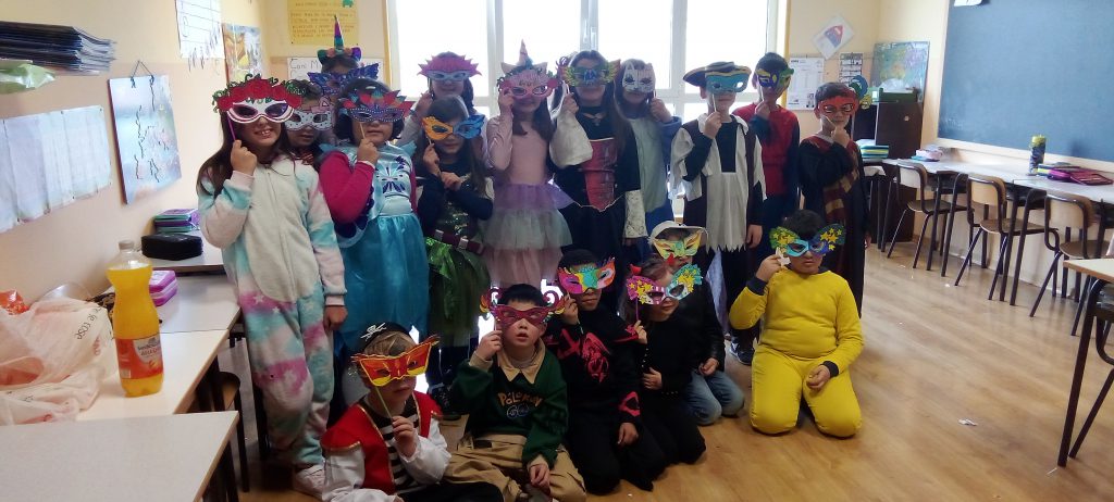 Carnival party! by Elisa Ciotti - Illustrated by 3B Direzione Didattica secondo circolo Marsciano Ammeto 2023/2024 - Ourboox.com