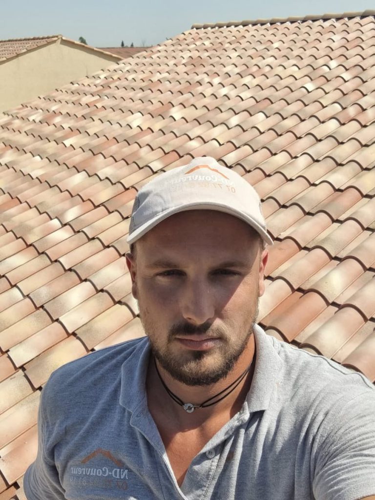 Couvreur Avignon by Dylan Naveri - Illustrated by ND Couvreur - Ourboox.com