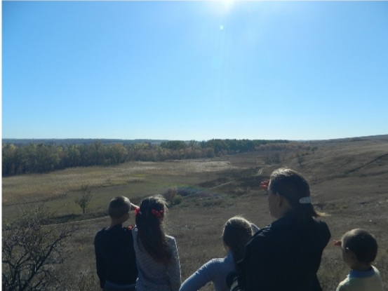Стежками рідного краю by .Шановні дев’ятикласники! Відкриваючи цю збірку, ви поринете у світ величних особистостей, які своєю творчістю залишили незнищенний слід в українській літературі та в наших серцях. Іван Франко, Тарас Шевченко, Ліна Костенко, Василь Стус – ці імена є символами незламного духу, мудрості та відданості рідному слову. На сторінках цієї збірки ви зможеш не лише дізнатися про життєвий шлях видатних митців, але й відкрити для себе маловідомі факти, глибше зрозуміти їхні думки, переживання та прагнення. Кожен із них – голос своєї епохи, і водночас вони всі – голос України, що звучить крізь століття. Відкрийте для себе Україну – через слово її найвидатніших митців. - Ourboox.com
