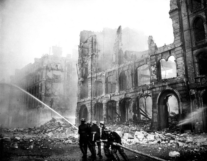 Англійські пожежники гасять величезну пожежу в Лондоні після того, як Люфтваффе завдали авіаудару по столиці Великої Британії. Грудень 1940 року.