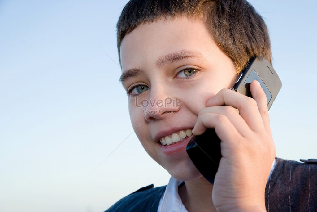 רוני דדן מדבר אליי ואני מקשיב לנאום הארוך