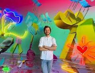 (Зображення: Степан Рябченко на тлі своєї роботи)