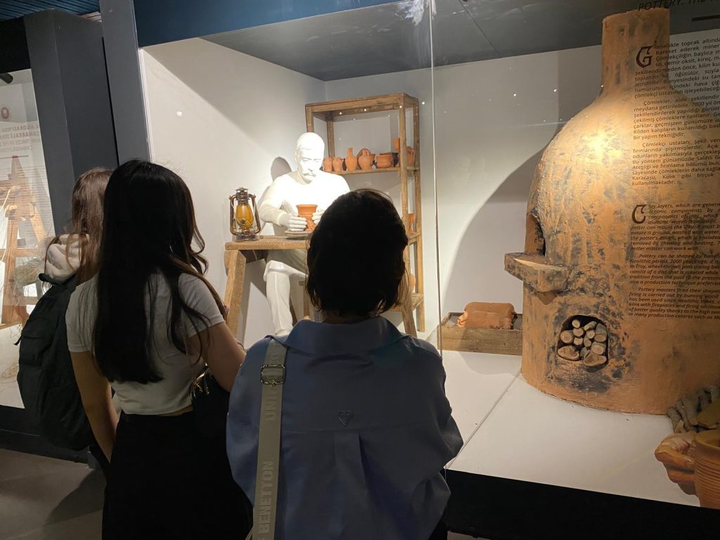 Mythology-Museum Trip by İlgi Dilmen - Illustrated by İlgi Dilmen - Ourboox.com