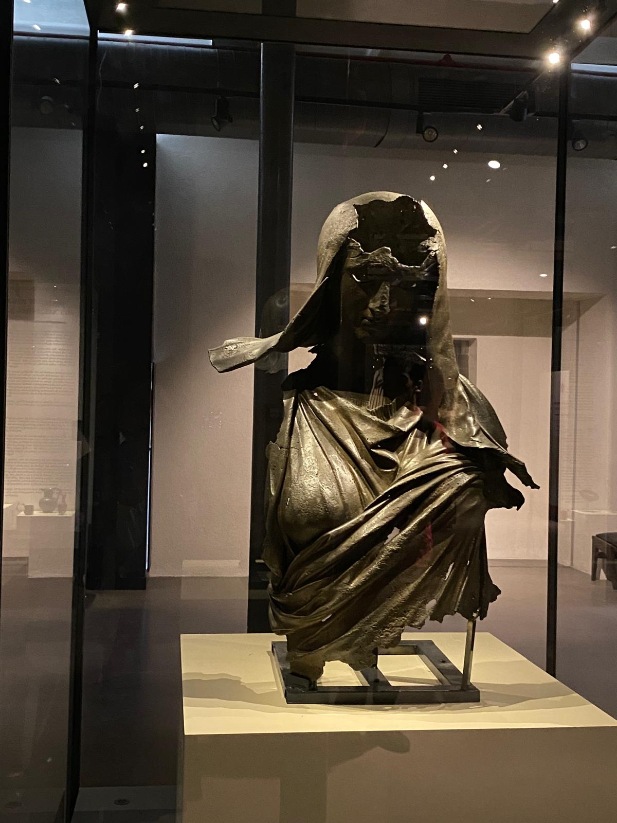 Mythology-Museum Trip by İlgi Dilmen - Illustrated by İlgi Dilmen - Ourboox.com