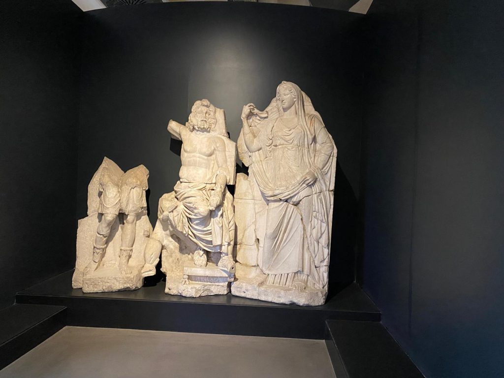 Mythology-Museum Trip by İlgi Dilmen - Illustrated by İlgi Dilmen - Ourboox.com