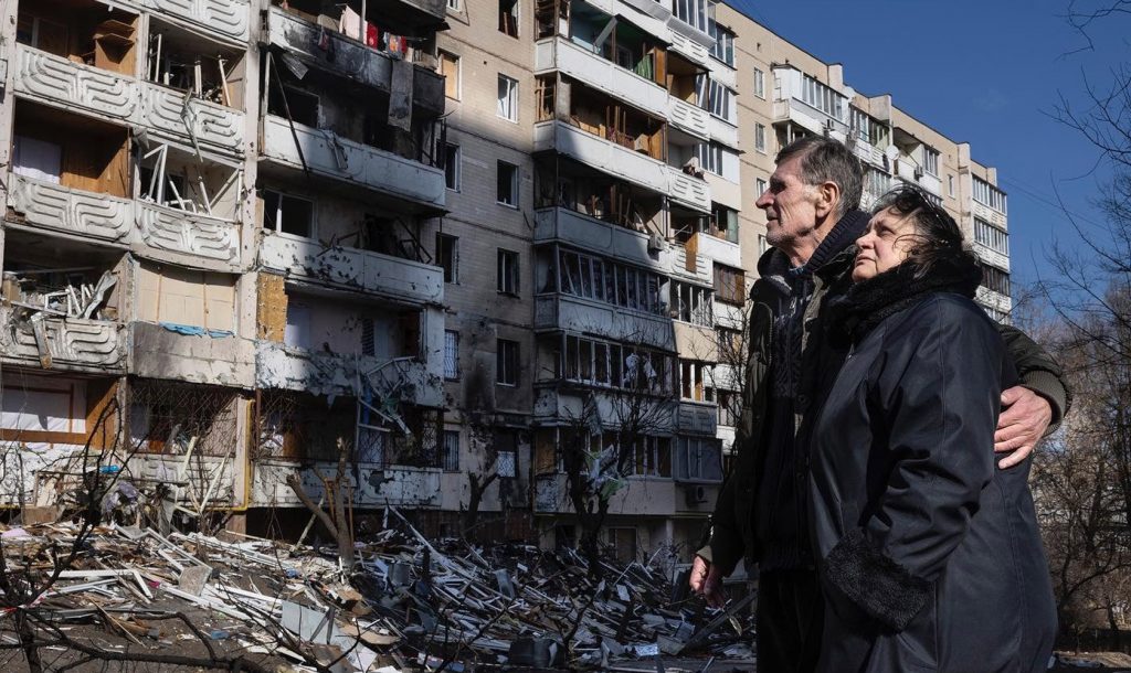 Пам’ять про жертв воєн у тоталітарному та демократичному суспільстві. Чи є різниця і в чому вона полягає? by Evelina Maikivets - Illustrated by Майківець Евеліна,  Діденко Катерина - Ourboox.com