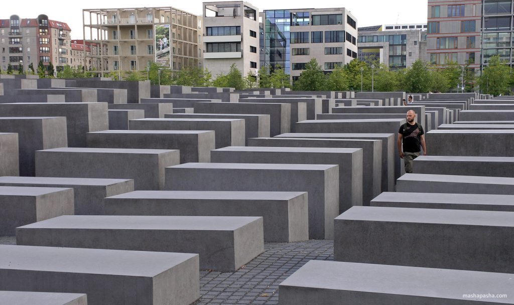 Пам’ять про жертв воєн у тоталітарному та демократичному суспільстві. Чи є різниця і в чому вона полягає? by Evelina Maikivets - Illustrated by Майківець Евеліна,  Діденко Катерина - Ourboox.com