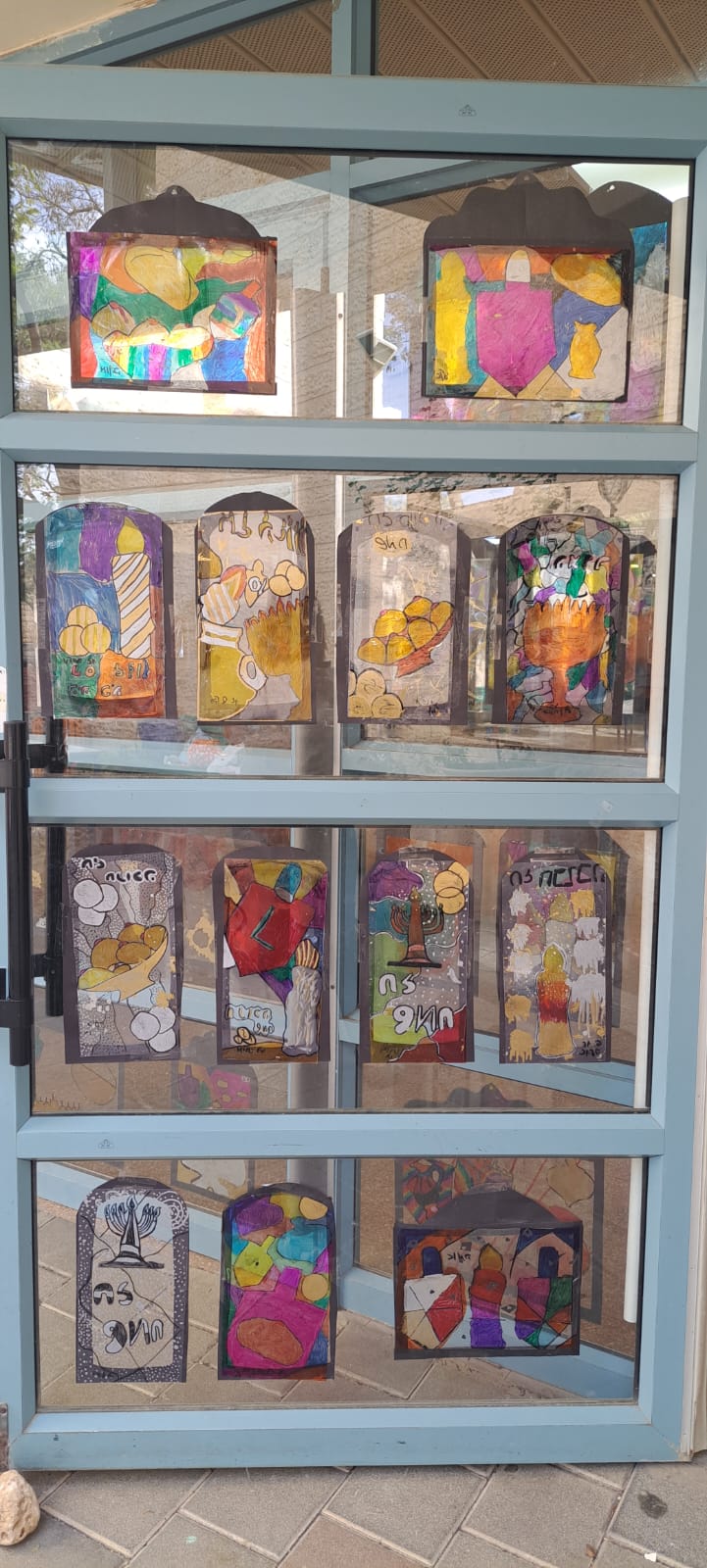 תלמידים לומדים בכיף, מציגים בגאווה by "Ofek" School Modi