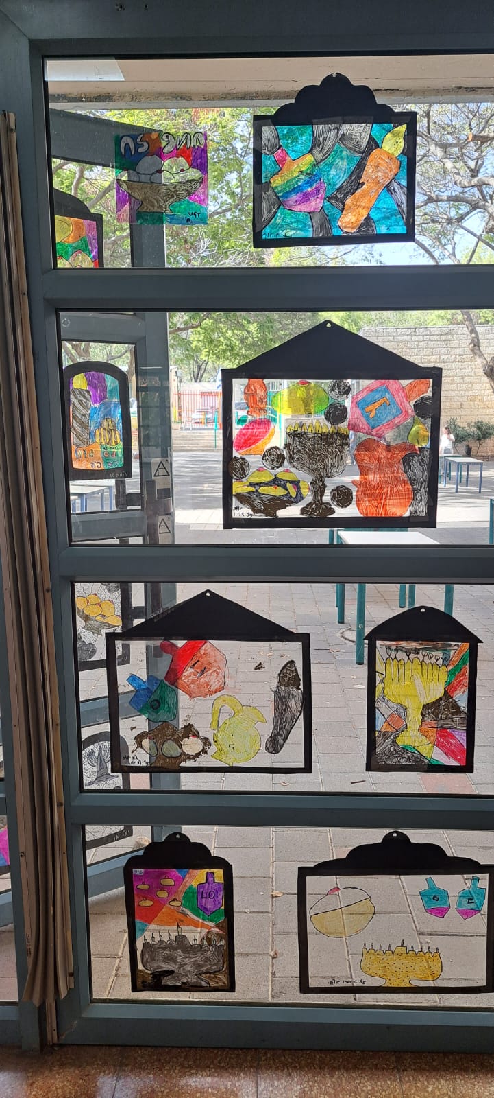 תלמידים לומדים בכיף, מציגים בגאווה by "Ofek" School Modi