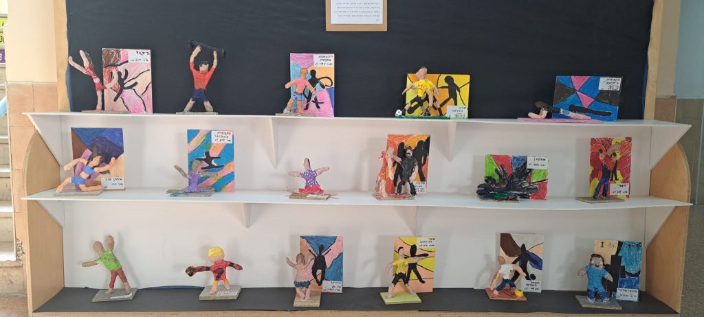 תלמידים לומדים בכיף, מציגים בגאווה by "Ofek" School Modi