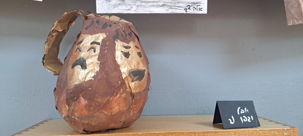 תלמידים לומדים בכיף, מציגים בגאווה by "Ofek" School Modi