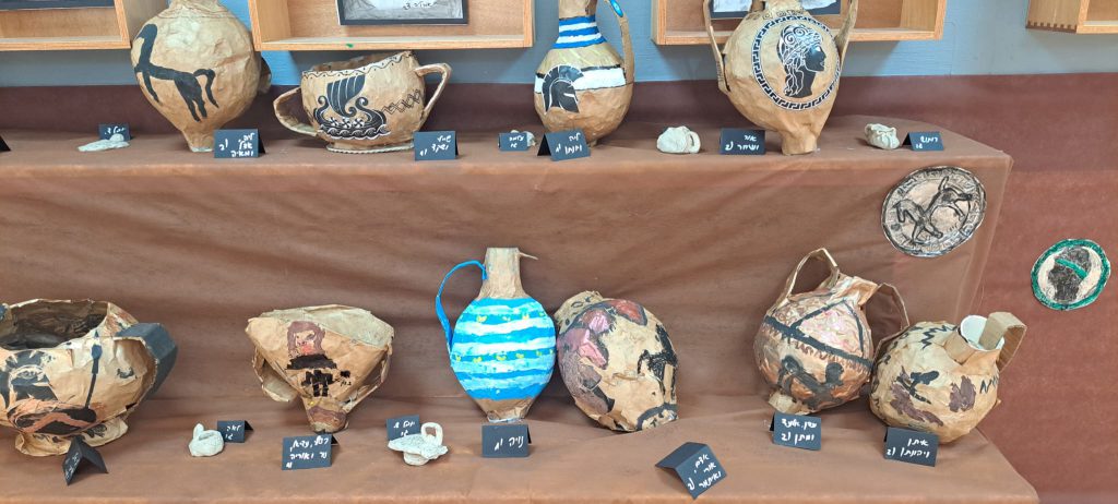 תלמידים לומדים בכיף, מציגים בגאווה by "Ofek" School Modi