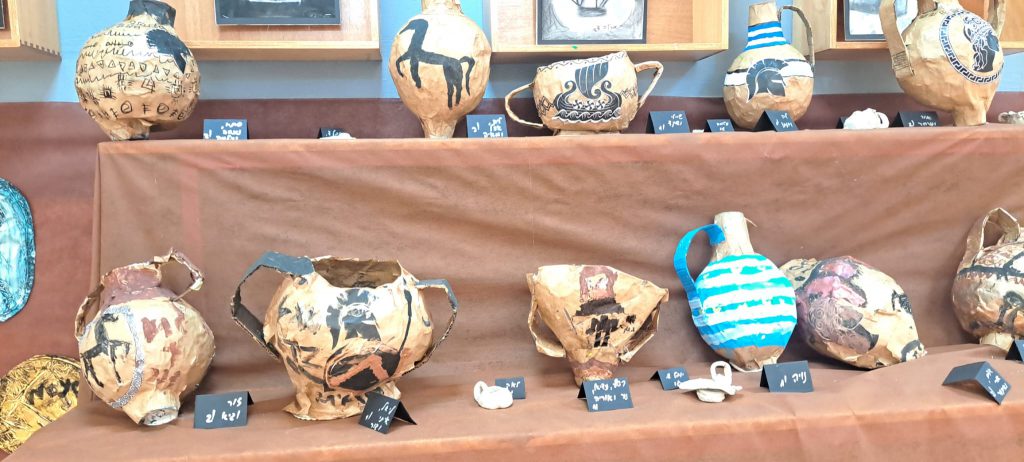 תלמידים לומדים בכיף, מציגים בגאווה by "Ofek" School Modi